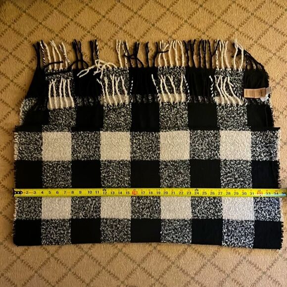 American Eagle black / white buffalo plaid XL textured blanket scarf NWT - Picture 3 of 7